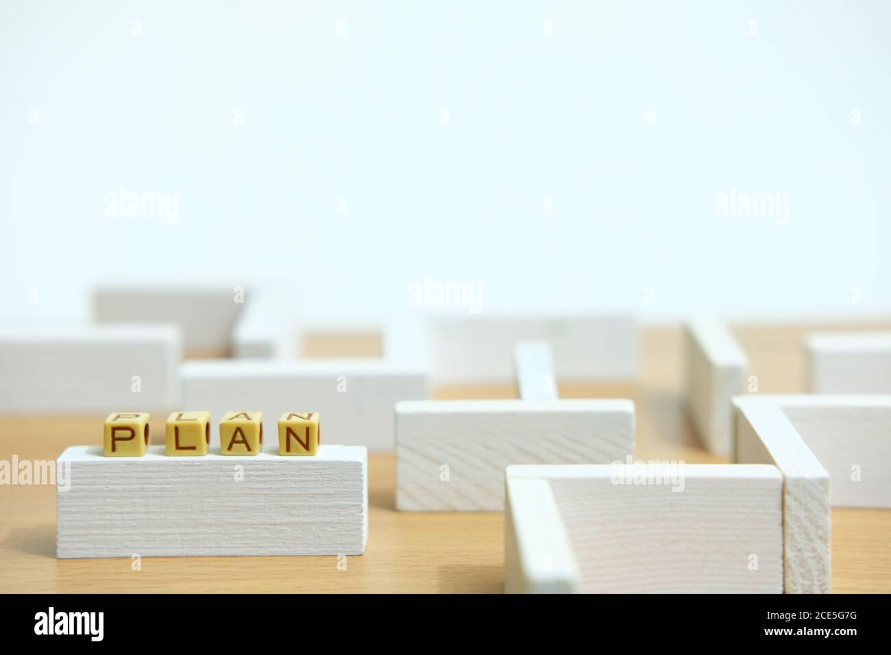 Geschäftsstrategie konzeptionelles Foto – Holzperlen Wort Plan oben Labyrinth Stockfoto
