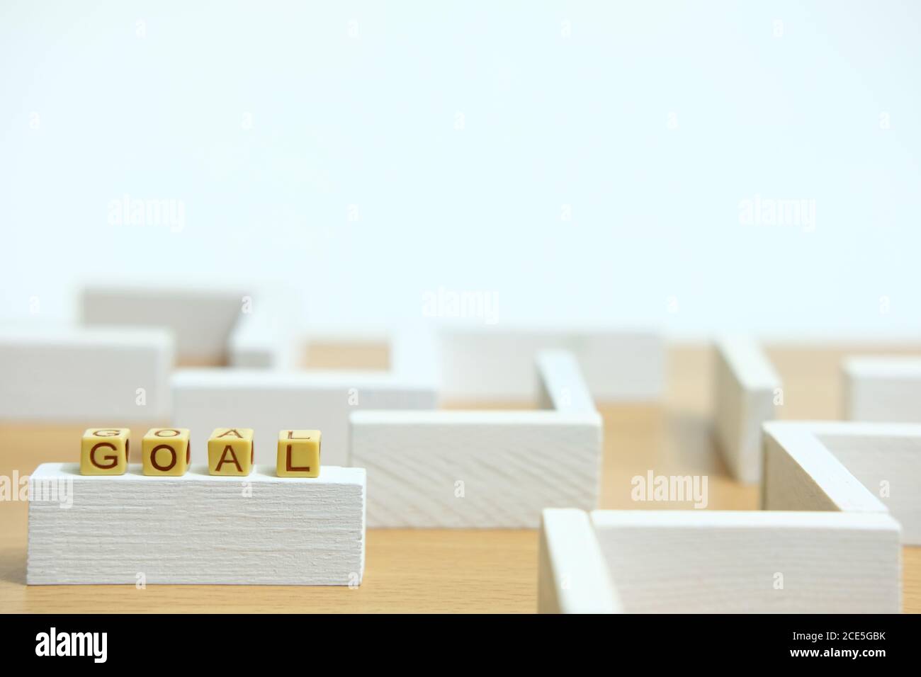 Geschäftsstrategie konzeptionelles Foto – Holzperlen Wort Plan oben Labyrinth Stockfoto