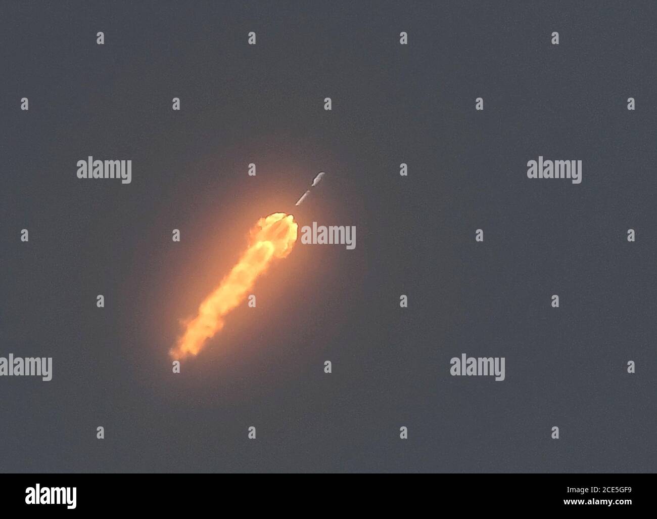 Cape Canaveral, Usa. August 2020. Eine SpaceX Falcon 9 Rakete mit dem Erdbeobachtungssatelliten SAOCOM 1B für die argentinische Raumfahrtagentur CONAE startete von PAD 40 an der Cape Canaveral Air Force Station. Kredit: SOPA Images Limited/Alamy Live Nachrichten Stockfoto