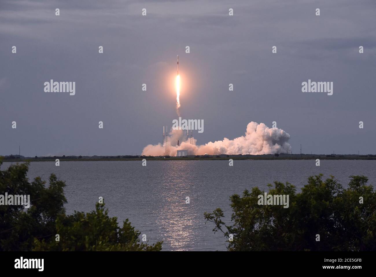 Cape Canaveral, Usa. August 2020. Eine SpaceX Falcon 9 Rakete mit dem Erdbeobachtungssatelliten SAOCOM 1B für die argentinische Raumfahrtagentur CONAE startete von PAD 40 an der Cape Canaveral Air Force Station. Kredit: SOPA Images Limited/Alamy Live Nachrichten Stockfoto