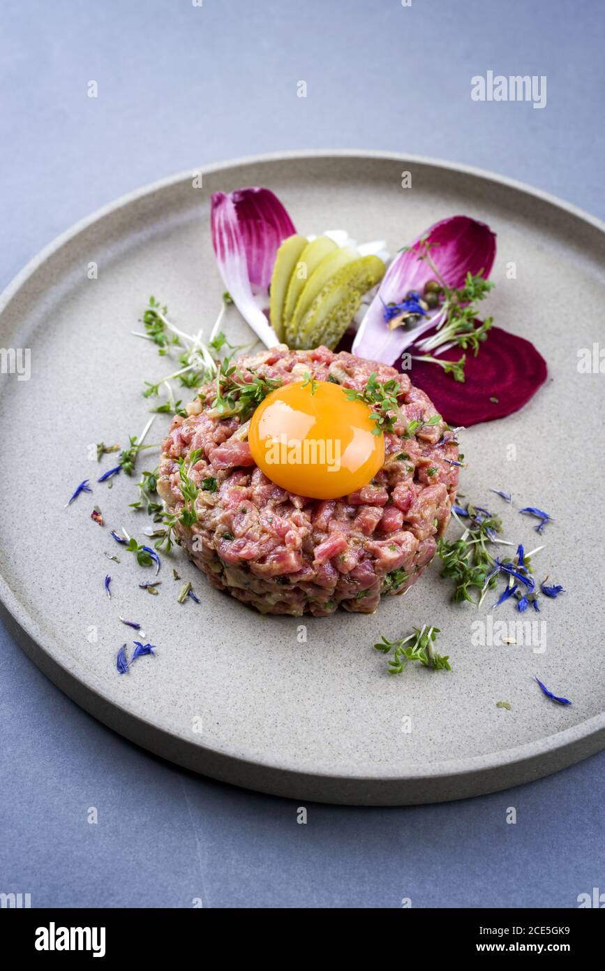 Gourmet-Tartar roh aus Rinderfilet mit Gelb der Ei und Baguette als ...