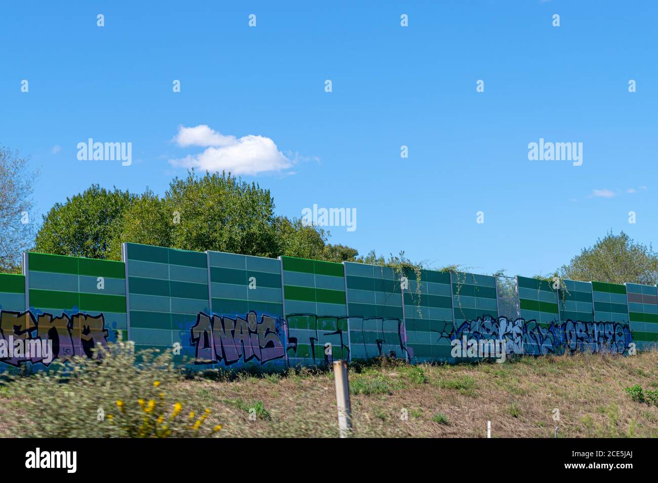 Graffiti-Gemälde in Autobahnen visuellen Panels a3 Portugal Stockfoto