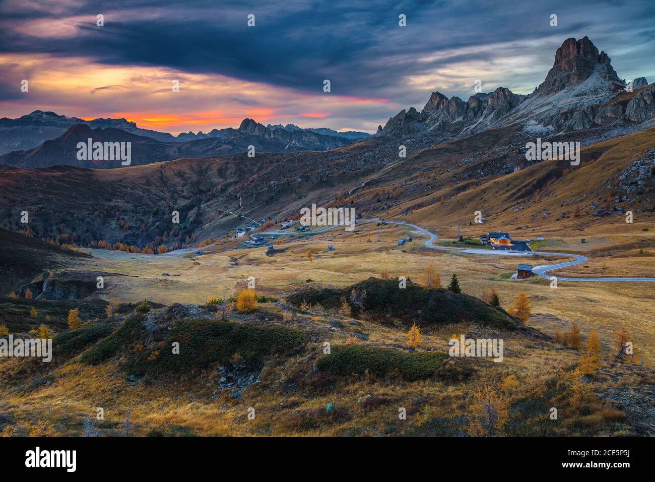 Malerische Herbstlandschaft, Bergpass und hohe Klippen, Passo Giau mit berühmten Averau Gipfel im Hintergrund bei Sonnenuntergang, Dolomiten, Italien, Europa Stockfoto