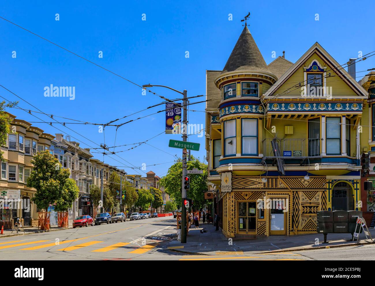 San Francisco, USA - 04. Juli 2019: Alte viktorianische Häuser im berühmten eklektischen Haight Ashbury Viertel, Hippie Viertel der Stadt Stockfoto