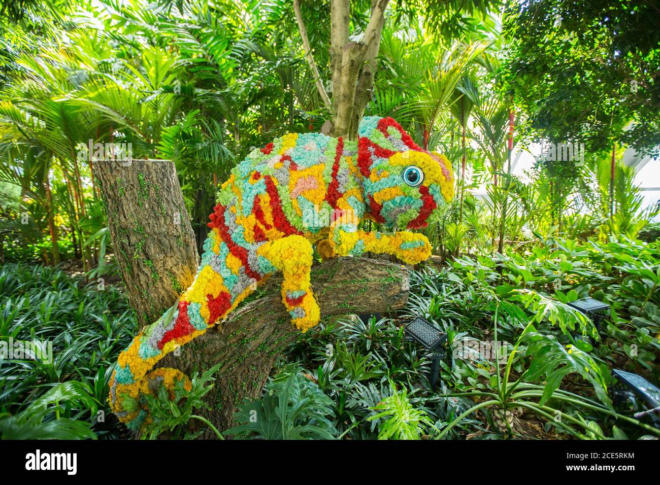 Farbenfrohe Chamäleon-Ausstellung im Canopy Park im Jewel Changi Airport, Singapur Stockfoto
