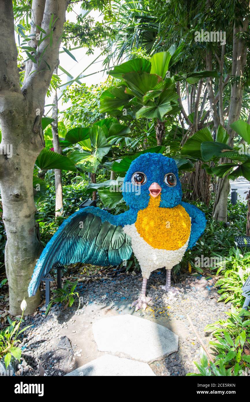 Eine freundliche fröhliche blaue Vogelvorzeige im Canopy Park im Jewel Changi Airport, Singapur Stockfoto
