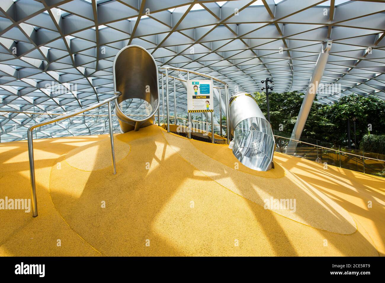 Oben auf der Entdeckerrutsche am Jewel Changi Airport. Stockfoto