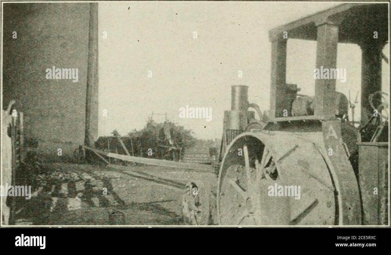 . Ontario Sessional Papers, 1919, No.26-41 . E braucht und gleichzeitig bemüht, praktische Hilfe für die Männer auf dem Land bei der Erfüllung dieser Bedürfnisse zu erweitern. Bei der Unterstützung bei der Sicherung und Verteilung von Arbeitskräften, beim Betrieb von Traktoren, bei der Erweiterung der Regelung für die Kreditvergabe für Saatgutzwecke, bei der Organisation für Gartenbau und Landgutanbau, In der Werbearbeit durch landwirtschaftliche Papiere und in der allgemeinen Verwendung von Bewegtbildern wurde ständig daran gearbeitet, die Produktion zu führen und zu kooperieren. Weitere Details dieser Bemühungen sind in anderen Teilen der r aufgezeichnet Stockfoto