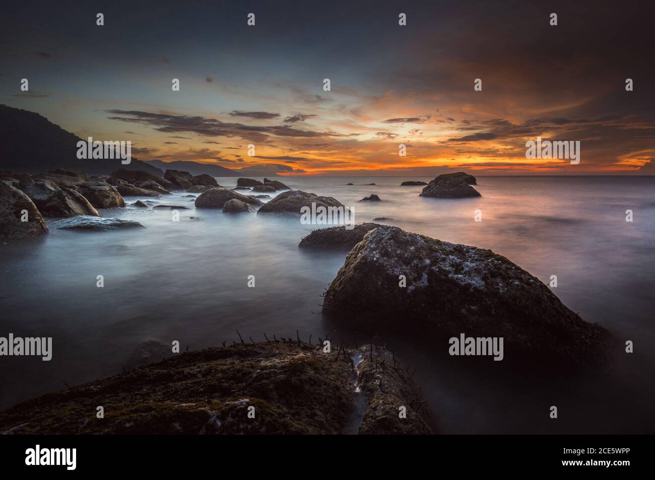 Anordnung der Felsen am Strand entlang Stockfoto