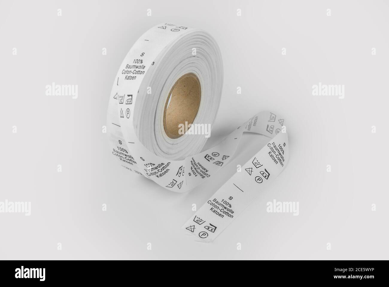 Baumwoll-Wasch-Pflegeetikett in einer Rolle für die Textilproduktion Stockfoto