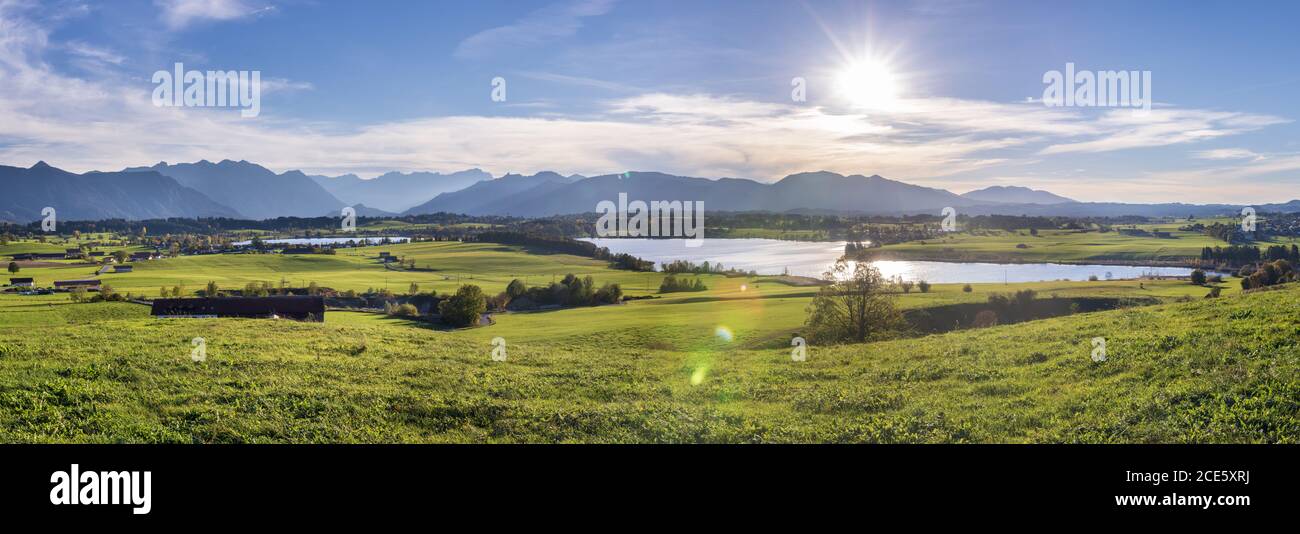 Panoramablick auf die Szene in der Bayerischen Alpen und den See Riegsee Stockfoto