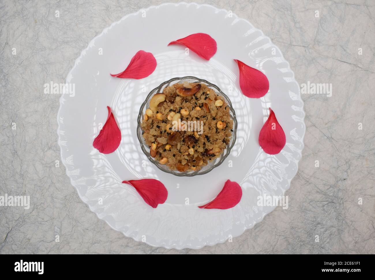 Happy Ganesh chaturthi spezielle Prasadam süßen Gericht Festival Artikel Panchakajjaya Angeboten an Ganapati mit roten Hibiskusblüten auf weißem Hintergrund..Indi Stockfoto