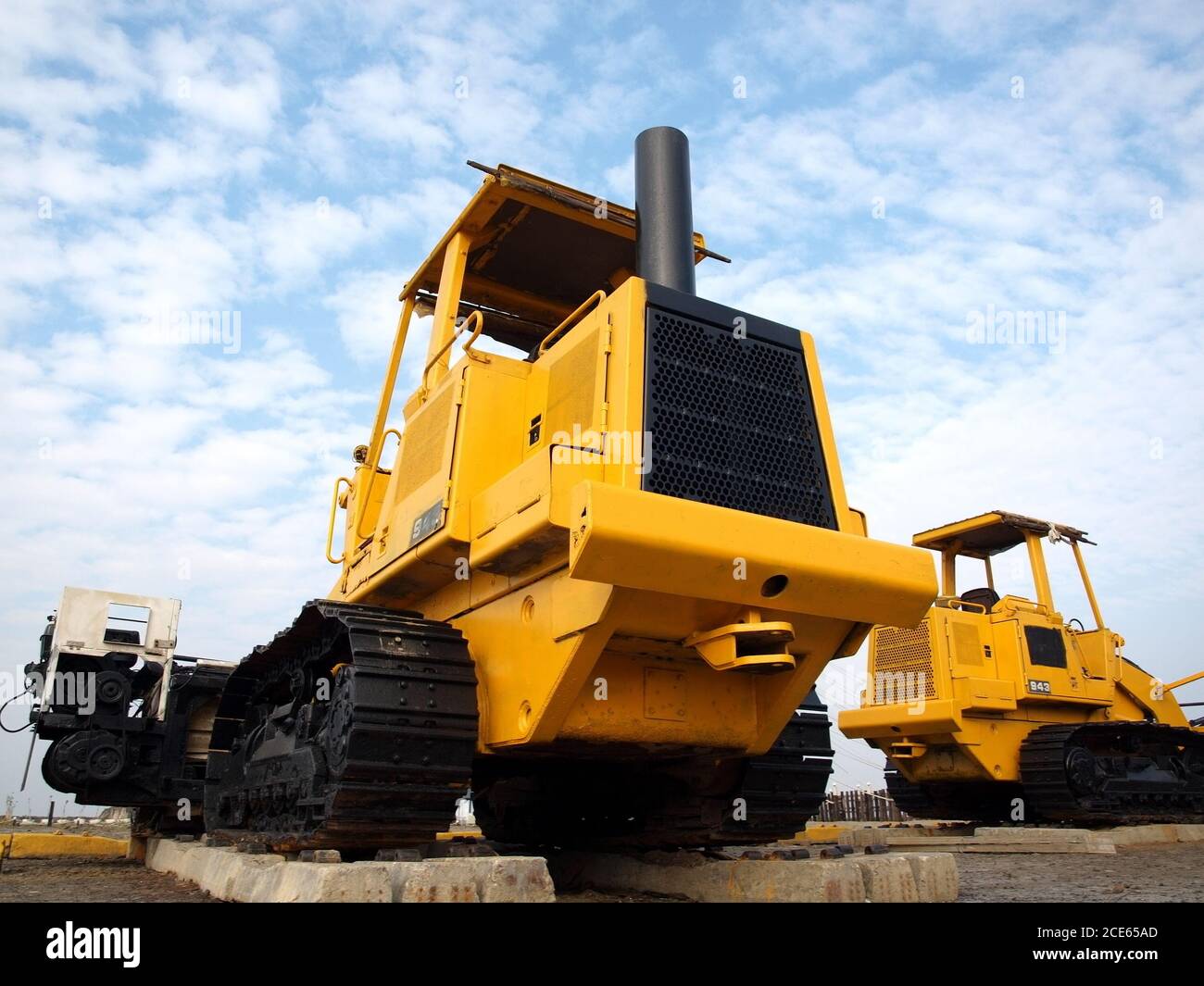 Schweren Erdbewegungsmaschinen ruht auf Betonschwellen Stockfoto