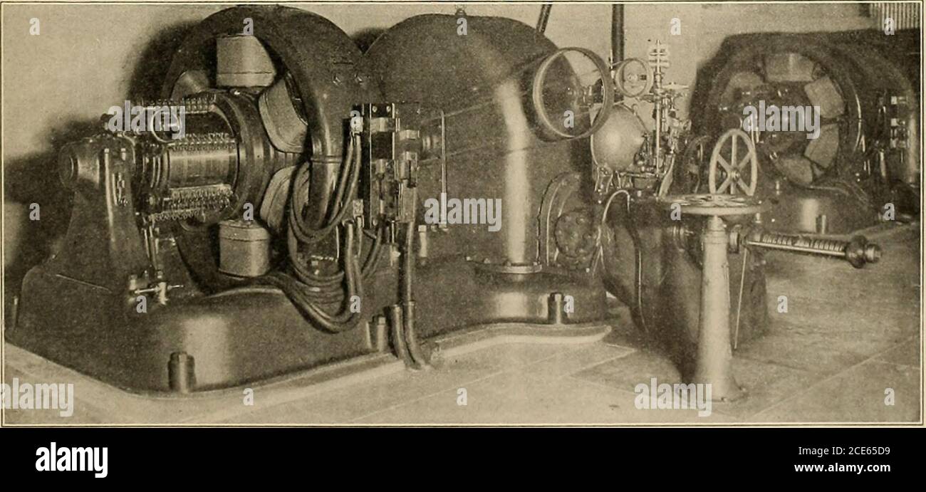 . Zeitschrift für Elektrizität, Strom und Gas . Hauptgeneratoren und -Governors. Rotor eines Hauptgenerators. Im Folgenden sind die Ergebnisse der Tests von thesemachines gemacht, zusammen mit den Garantien von themanufacturer gemacht: Garantiert. Tatsächlich. Volllast 96.9% 97.1% Dreiviertellast 96.0% 96.4% Halblast 94.5% 95.0% Temperaturanstieg innerhalb der 40 Grad-Cent-Grenze. Das Svvitchboard. Die Generatorschaltungen und die ausgehenden Transmissionsleitungen werden von der Hauptschaltplatine aus gesteuert. Diese ist so auf einem Balkon platziert, der sich bis in die Hauptbucht erstreckt, vom zweiten Stock, dass der Teilnehmer bei al sein kann Stockfoto