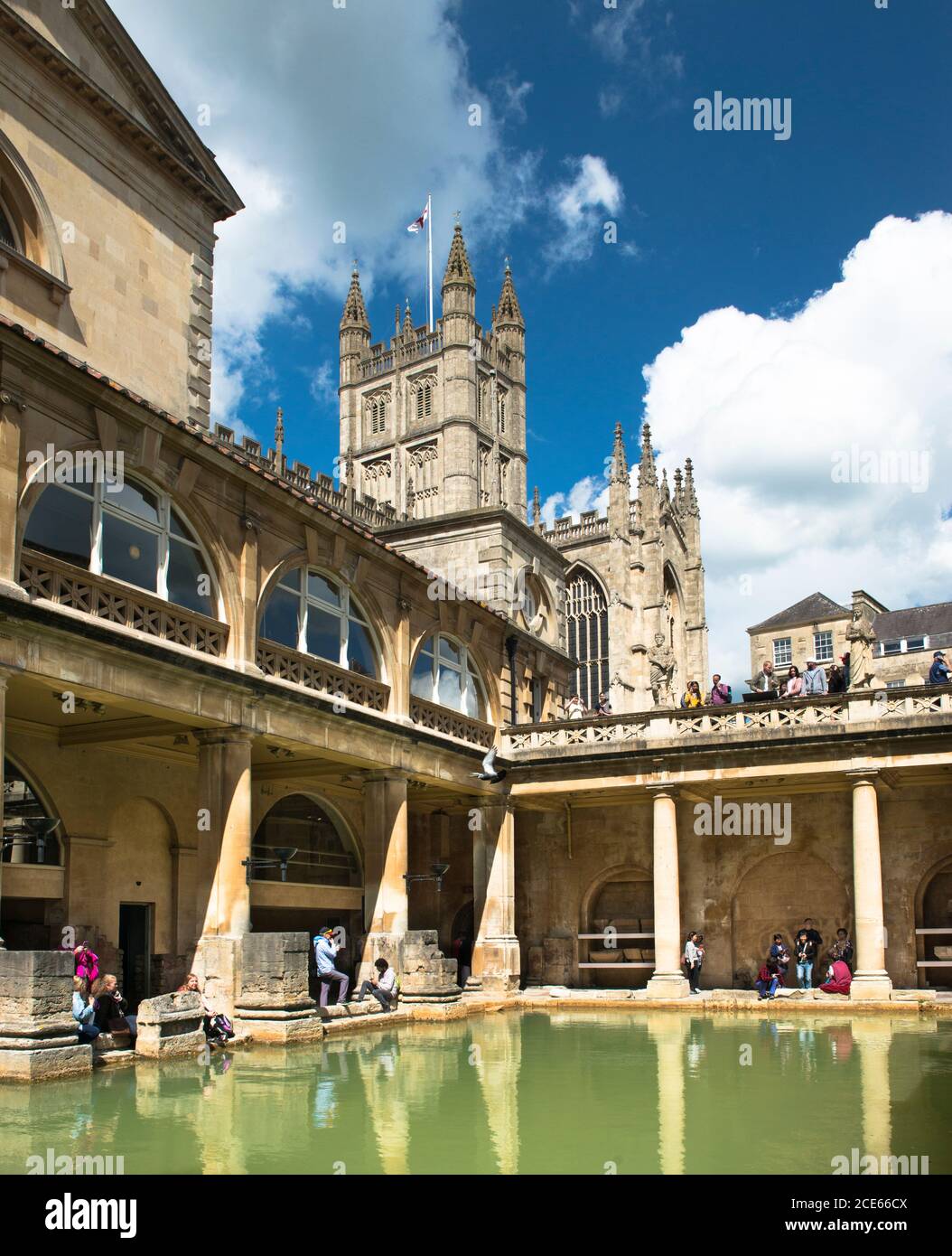 Klassischer Blick auf das große römische Bad, Blick nach Osten in Richtung Bath Abbey. Bath, England. Geothermisches grünes Poolwasser, gespeist von der Quelle. Somerset, Großbritannien. Speicherplatz kopieren. Stockfoto