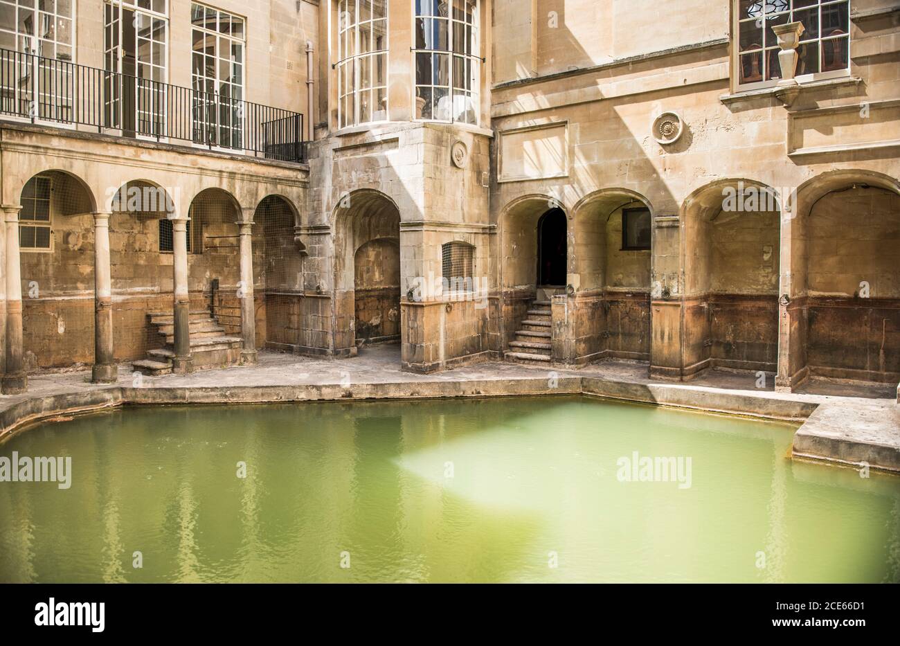 The King's Bath, Roman Baths, Bath, England. Bad Museum. Historisches römisches Thermalbad und Gemeinschaftsraum. Blick in den Pumpenraum. Kings Spring. Stockfoto