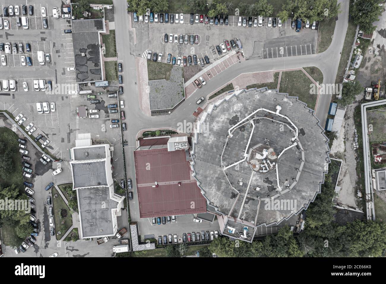 Mehrstöckiges Parkhaus und Parkplatz mit Autos. Draufsicht Luftaufnahme von fliegender Drohne Stockfoto