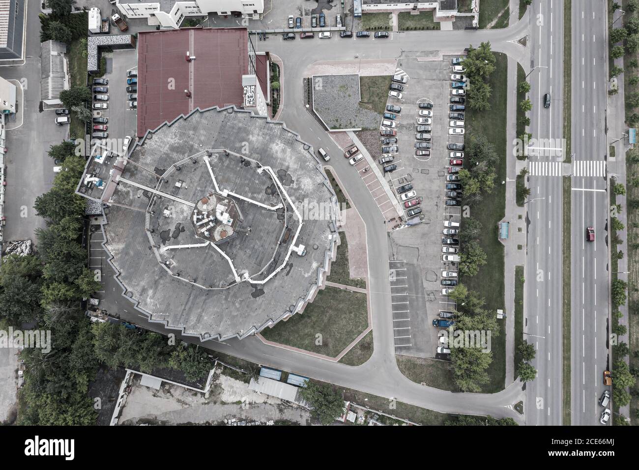 Luftaufnahme des mehrstöckigen Parkplatzes für Fahrzeuge und Autos im Industriegebiet Stockfoto