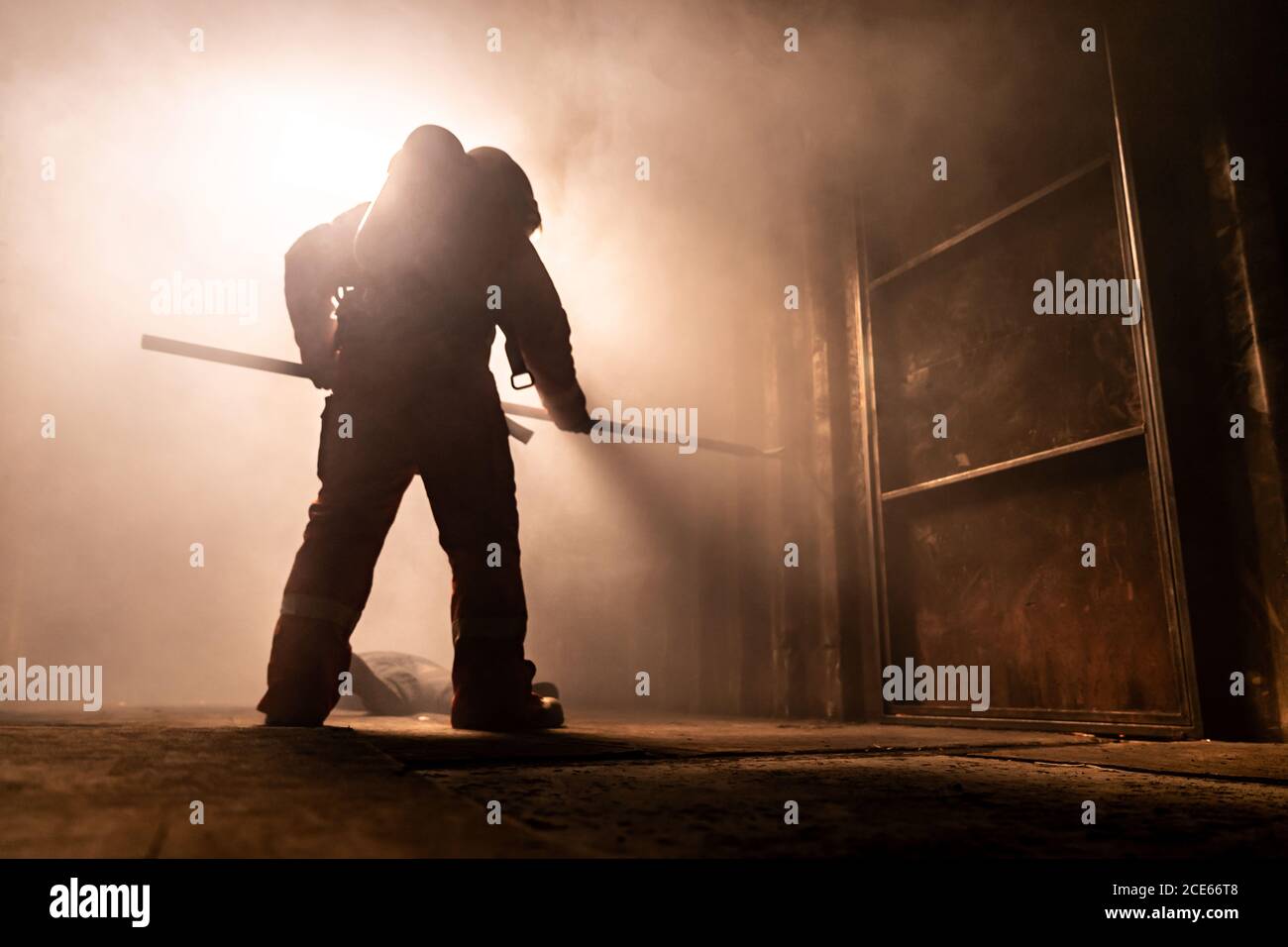 Silhouette Feuerwehrmann Flucht aus Burining Gebäude Stockfoto