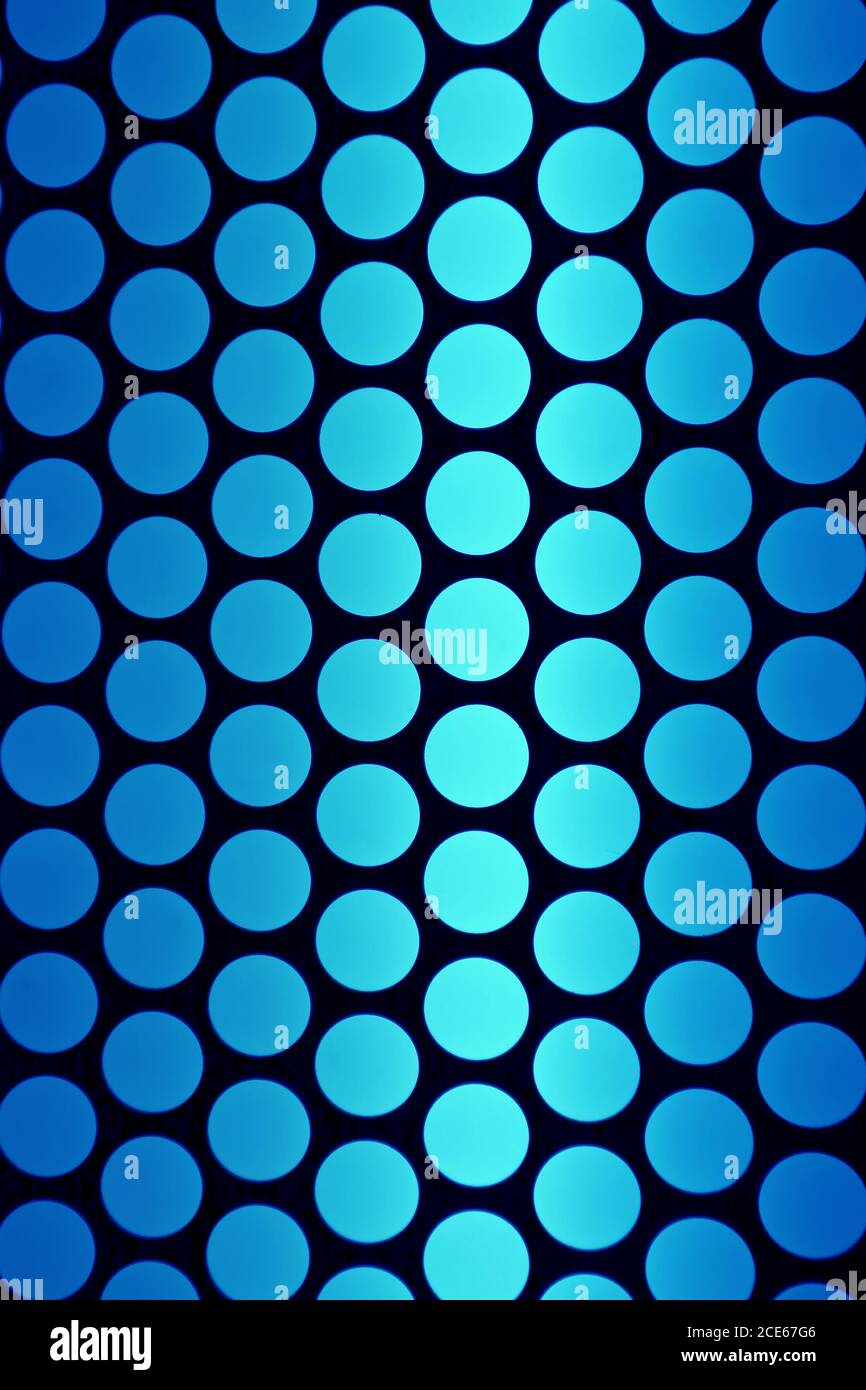 Vertikales Bild des geometrischen Musters der Aufzugsdecke in Leuchtendes Blau Stockfoto