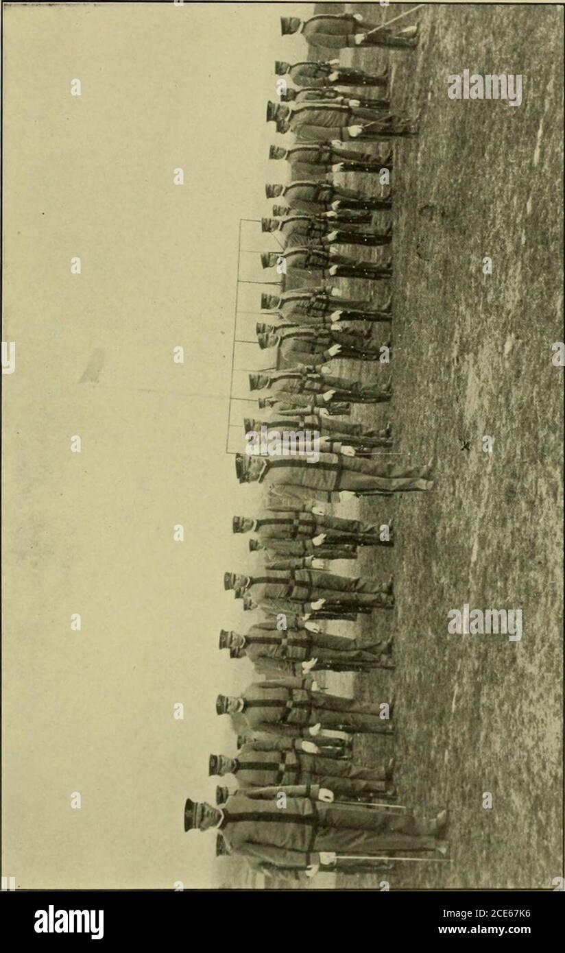 . Reveille Rolle von B Firma E. S. H()L^.^VA^? CUF^tniii M. H. Ada.ms Iirst LJcittcuaut G. W. FiuoR Zweiter Leutnant R. L. Caii^siaxv Tliird Leutnant V. . Luxe, Pirst Sergeant J. P. SHAJinEUCKR Zweiter Sergeant J. W. FiKor Dritter Sergeant R. II. Rrin-KR Fourth Sergeant S. M. LnwKiiv Quartermaster-Sergeant Corporals Iaurki.i., T. TURNIK IarrI;i,l, h burr(.)Lu:,ns Musiker Donaldson TiKJM as Church Privates Uakcr i Sennet r.erry I.Rack [&gt; Rooks Calhann Doak Evans Frantz Grey Harrison Haal Rolloplyse i Mik Mimi Stockfoto