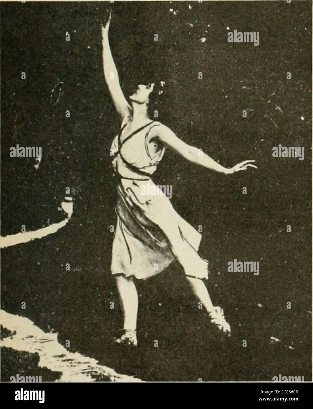 . Naturtanz; die Poesie der Bewegung. D nach vorne gelehnt, Gewicht auf L-Fuß, L-Arm nach vorne gestreckt, R-Arm nach hinten, Blick ins Wasser (Abb. II) 6 Zählungen, 2 Messungen. Pantomime mit der rechten Hand zeigt nach oben den Himmel, zeigt nach unten im Wasser gesehen wird, ziehen Sie zurück, als ob zufrieden (Feige. III) 6 Zählungen, 2 Messungen. Knien und bücken, Schröpfen beide Hände und heben sie auf den Mund, als ob zweimal trinken, 12 zählt, 4 Maßnahmen (Abb. IV) Steigen und Stehen Gewicht auf R Fuß, Blick auf eigene Reflexion im Wasser ausdrücken Zufriedenheit (Abb. V.) Gewicht auf L-Fuß etwas nach vorn übertragen, kis blasen Stockfoto