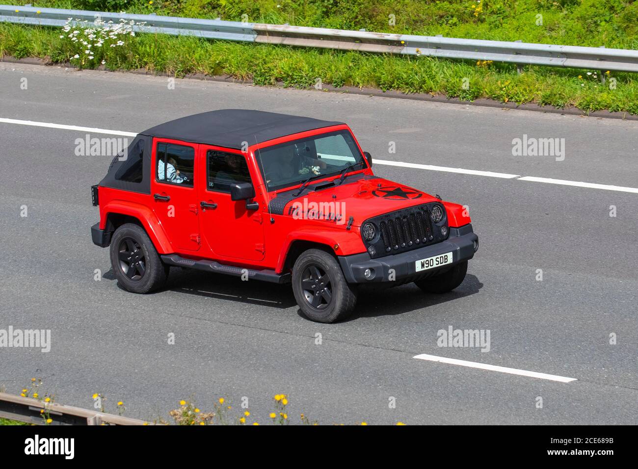 2015 Red Wrangler Sahara UN-Ltd Crd197a 2776cc Benzin Hardtop; American Army modifizierten Jeep mit Abziehbildern Fahrzeug Verkehr Moving Fahrzeuge, Autos fahren Fahrzeug auf britischen Straßen, Motoren, Fahren auf der Autobahn M6-Netz. Stockfoto