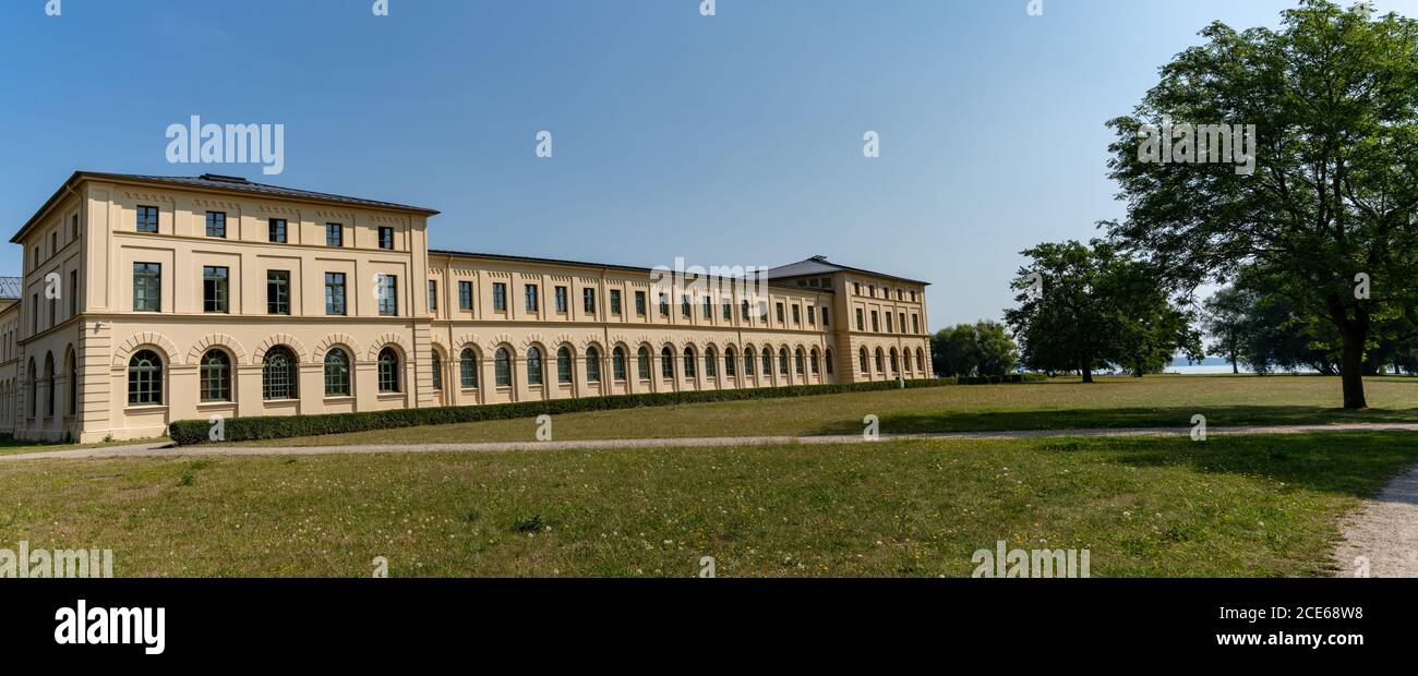 Schwerin, M-V / Deutschland - 10. August 2020: Der Gebäudekomplex auf der Halbinsel Schweriner Marstall Stockfoto