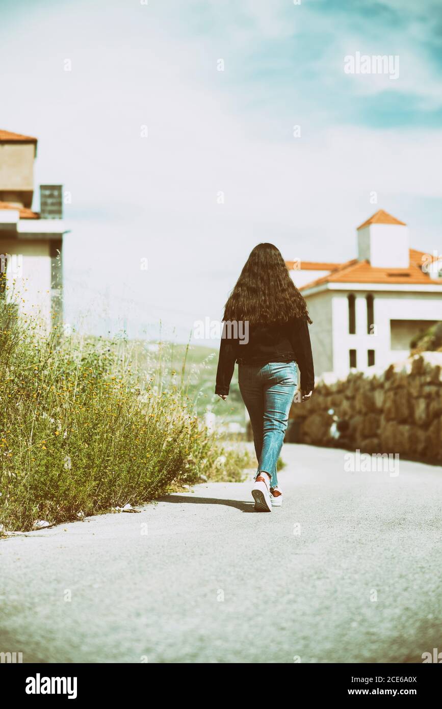 Teenager-Mädchen auf der Landstraße zu Fuß Stockfoto