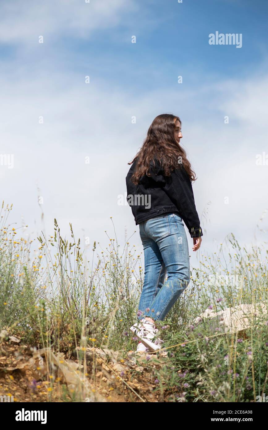 Teenager-Mädchen walking im freien Stockfoto