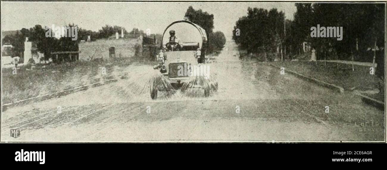 . Wasser- & Abwasserwerke . Fahrzeuge, die drei Stunden am Tag arbeiten. Die Sand- und Kies-Arriven Kähne am Dock auf dem East River, wo ein Kran und Schaufel entladen sie in Trichter mit Schächte. Für die Beladung von fünf Kubikmetern Sand sind durchschnittlich nur 16 Sekunden und für die Beladung der gleichen Menge Kies 2 % min-uten erforderlich. Ein Foto zeigt die Methode der Beladung vom Trichter und mit Greifkübeln. Die Lkw haben Hinterradauskippbodiesund entladen ihre Lasten über eine offene Ebene mit der Straßenoberfläche. Das Dump-ing dauert etwa drei oder vier Minuten. Ganz abgesehen von der Verwendung von Lastwagen Stockfoto