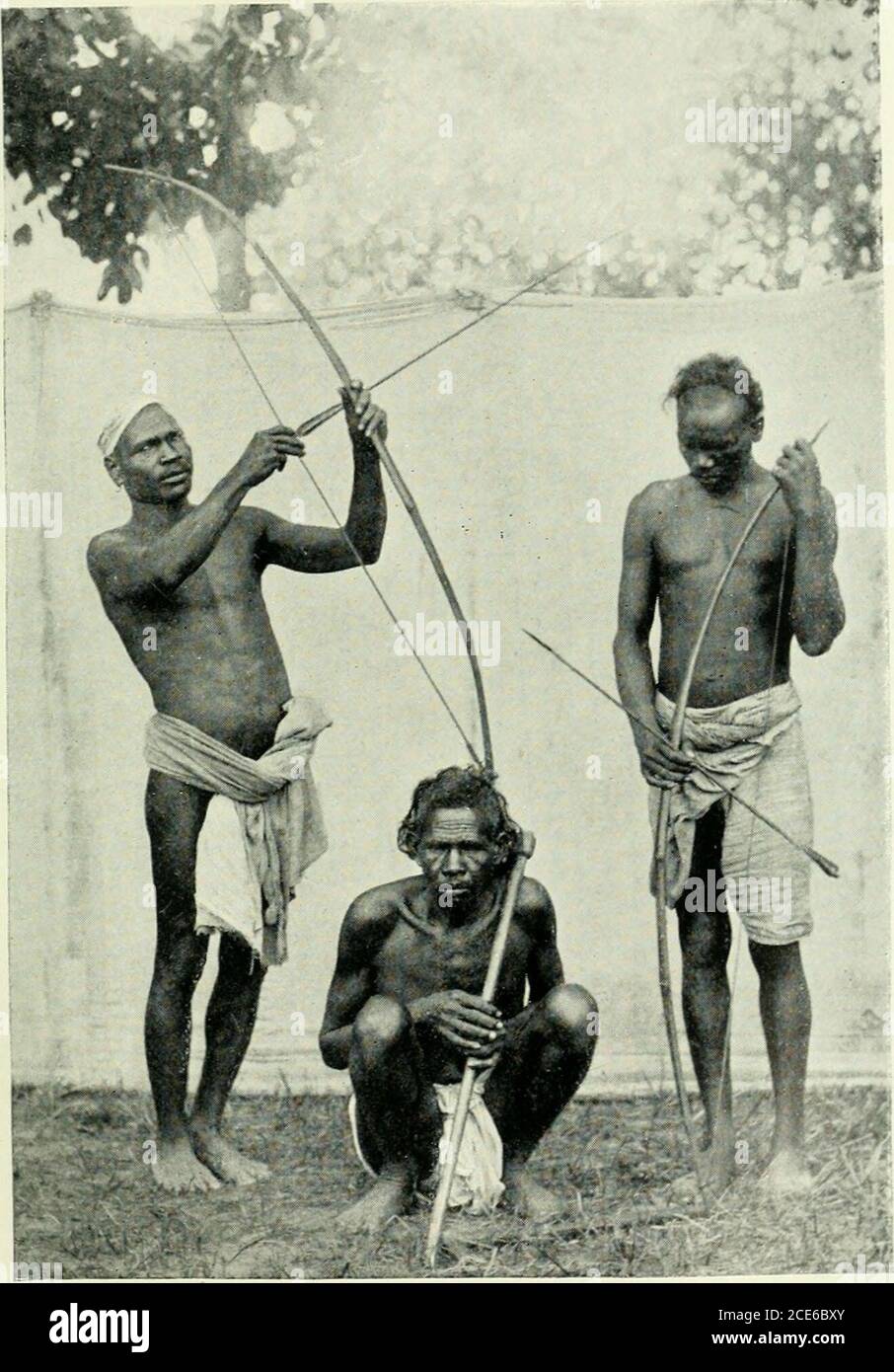 . Die nordwestlichen Provinzen von Indien: Ihre Geschichte, Ethnologie und Verwaltung. N Gesetz-Lessness des Geistes. Diese haben weder Versammlungen forcouncil noch Orakel des Gesetzes, aber sie wohnen in hohlen Höhlen auf den Kämmen der hohen Hügel, und jeder gibt das Gesetz zu seinen Kindern und seinen Frauen, und sie reck nicht einer von anderen. Kurz von Statur, schwarz von der Haut, mit seinem groben Haar schwebend ungepflegt über seinen Schultern, besitzt nur ein Minimum vonKleidung, der Korwa ist von der reinen, ungemischten Dravidian Art, und ist der nächste Ansatz zu einem absoluten wilden wichnorthern Indien zeigen kann. Sein geistiger Kult Stockfoto . Die nordwestlichen Provinzen von Indien: Ihre Geschichte, Ethnologie und Verwaltung. N Gesetz-Lessness des Geistes. Diese haben weder Versammlungen forcouncil noch Orakel des Gesetzes, aber sie wohnen in hohlen Höhlen auf den Kämmen der hohen Hügel, und jeder gibt das Gesetz zu seinen Kindern und seinen Frauen, und sie reck nicht einer von anderen. Kurz von Statur, schwarz von der Haut, mit seinem groben Haar schwebend ungepflegt über seinen Schultern, besitzt nur ein Minimum vonKleidung, der Korwa ist von der reinen, ungemischten Dravidian Art, und ist der nächste Ansatz zu einem absoluten wilden wichnorthern Indien zeigen kann. Sein geistiger Kult Stockfoto