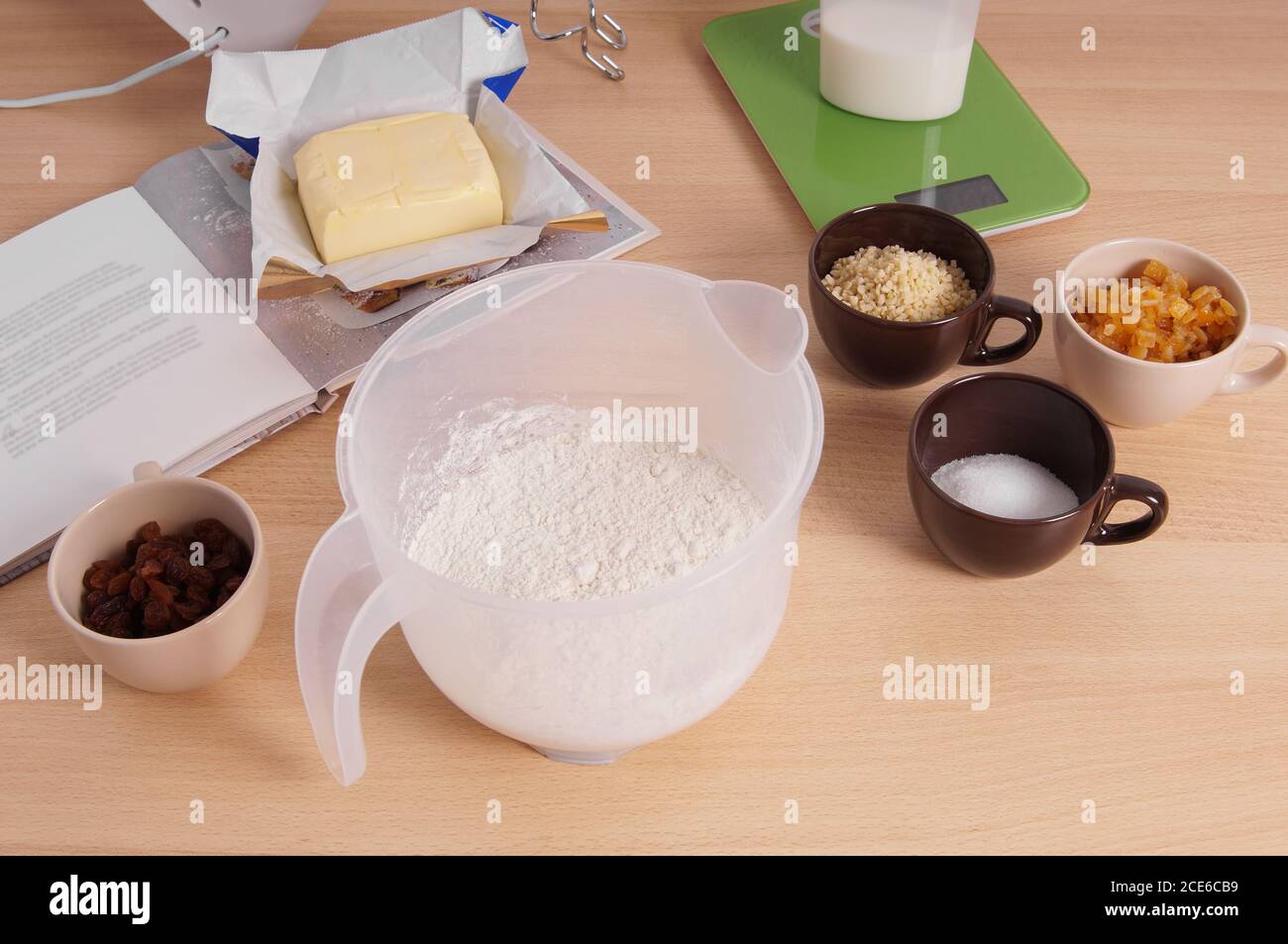 Backzutaten für traditionelle deutsche Stollenkuchen Rezept - ein Obstbrot oder Brot - auf Küchentisch Stockfoto