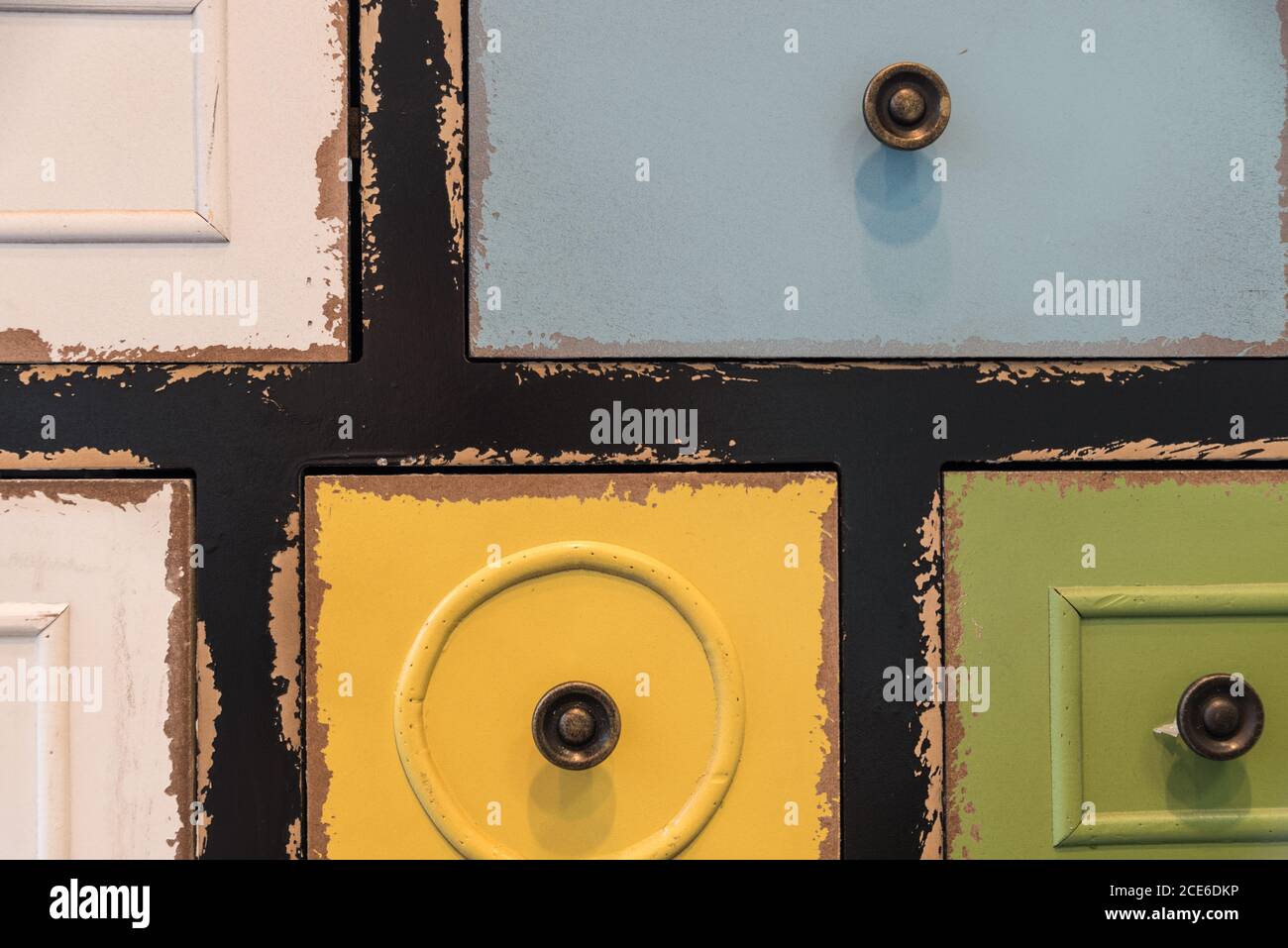 Sortier- und Ordnungssystem mit bunten alten Holzgeschäften - Nahaufnahme Stockfoto
