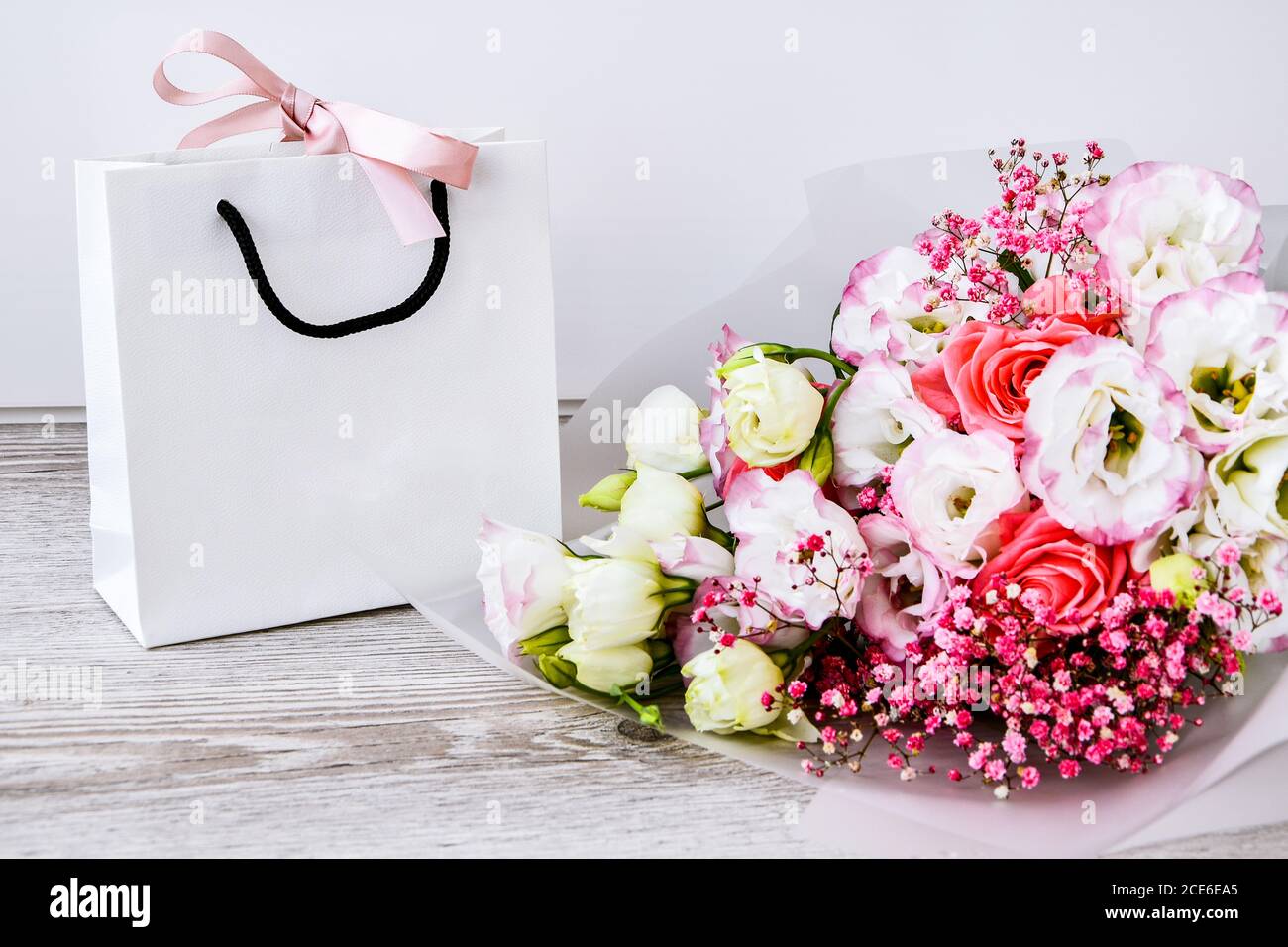Lieferservice Verpackung Blumenstrauß Blumen rosa weiß Hintergrund Geschenk  Versand. Schöne romantische Komposition mit Blumen. Valentinstag  Stockfotografie - Alamy