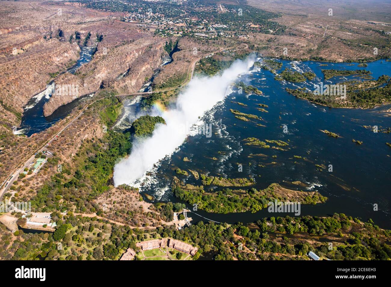 Victoria Falls und Zambezi River, Mosi-oa-Tunya, einer der größten Wasserfälle der Welt, Luftbild mit dem Hubschrauber, Sambia, Simbabwe, Grenze, Afrika Stockfoto
