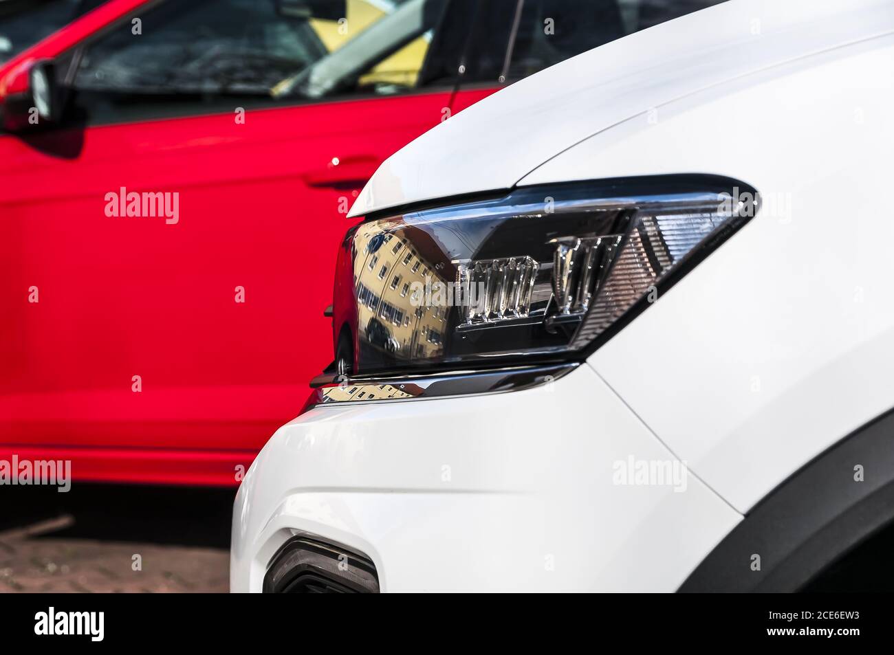 Viele neue Autos - Autohaus Stockfoto