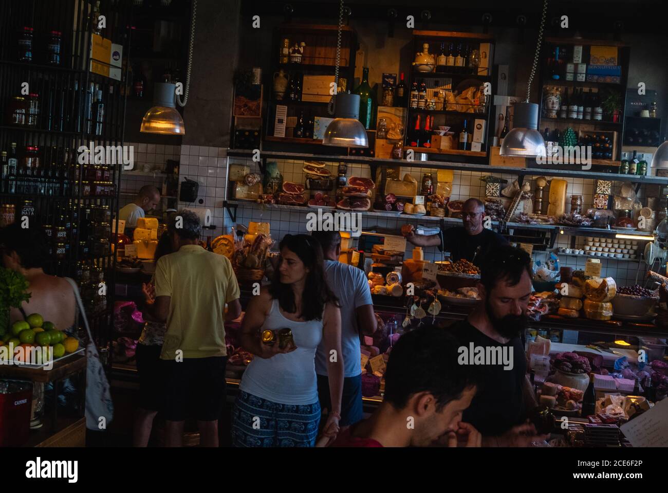 Touristen kaufen Spezialitäten im berühmten Geschäft Burgio. Ortigia Stadtgebiet. Syrakus Siracusa, Sizilien Italien, Sommersaison Stockfoto