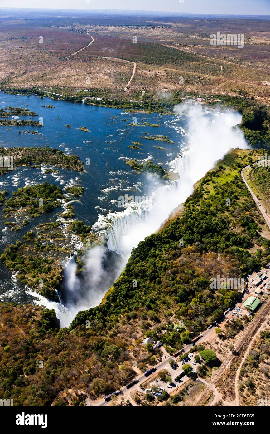 Victoria Falls und Zambezi River, Mosi-oa-Tunya, einer der größten Wasserfälle der Welt, Luftbild mit dem Hubschrauber, Sambia, Simbabwe, Grenze, Afrika Stockfoto