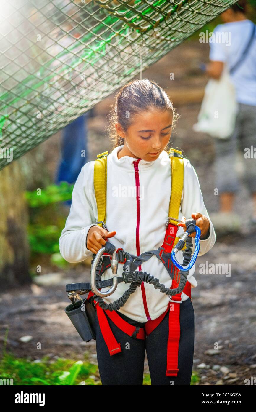 Young Climber Spaß im Abenteuer Naturpark Outdoor - Junge glückliche Menschen tun Extremsport am Wochenende, Urlaub und Urlaub Konzept. Stockfoto