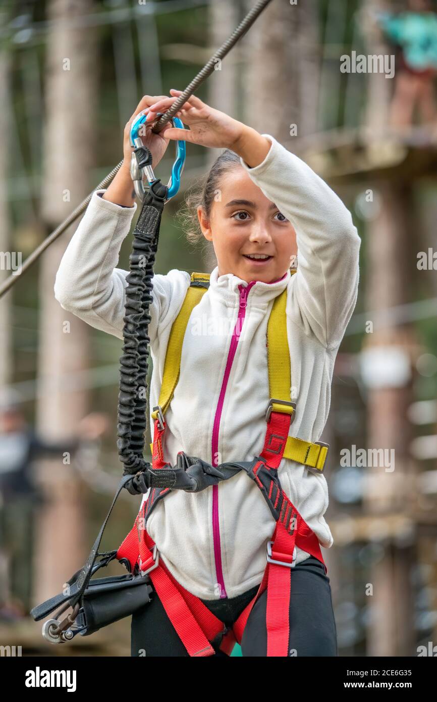 Young Climber Spaß im Abenteuer Naturpark Outdoor - Junge glückliche Menschen tun Extremsport am Wochenende, Urlaub und Urlaub Konzept. Stockfoto