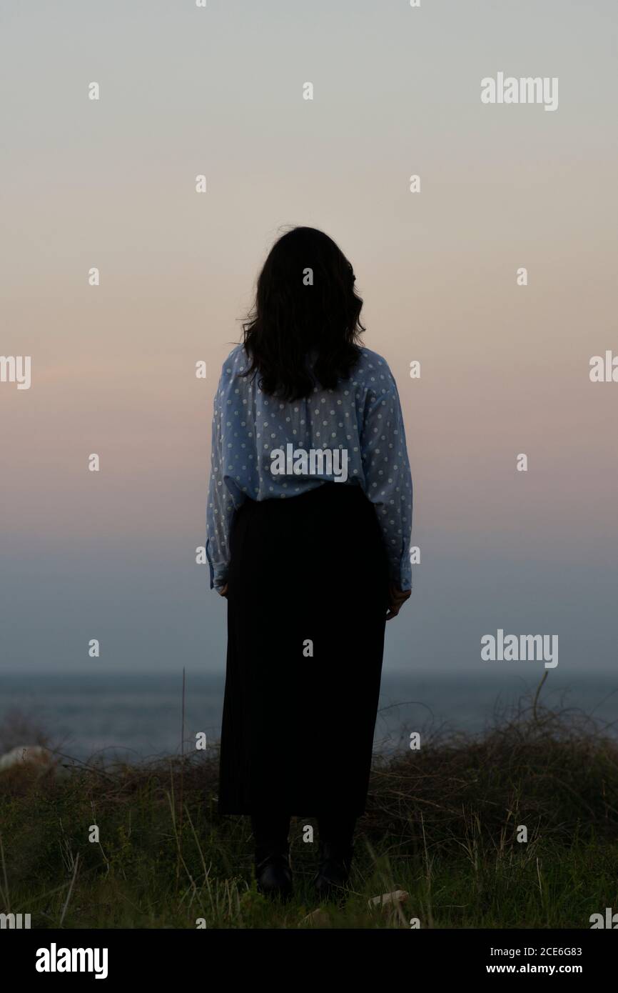 Frau am Strand bei Sonnenuntergang Stockfoto