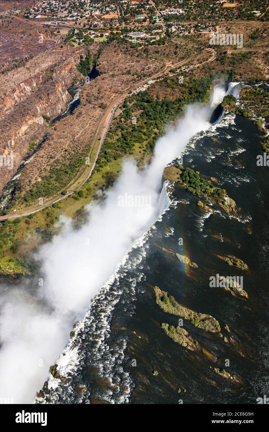 Victoria Falls und Zambezi River, Mosi-oa-Tunya, einer der größten Wasserfälle der Welt, Luftbild mit dem Hubschrauber, Sambia, Simbabwe, Grenze, Afrika Stockfoto