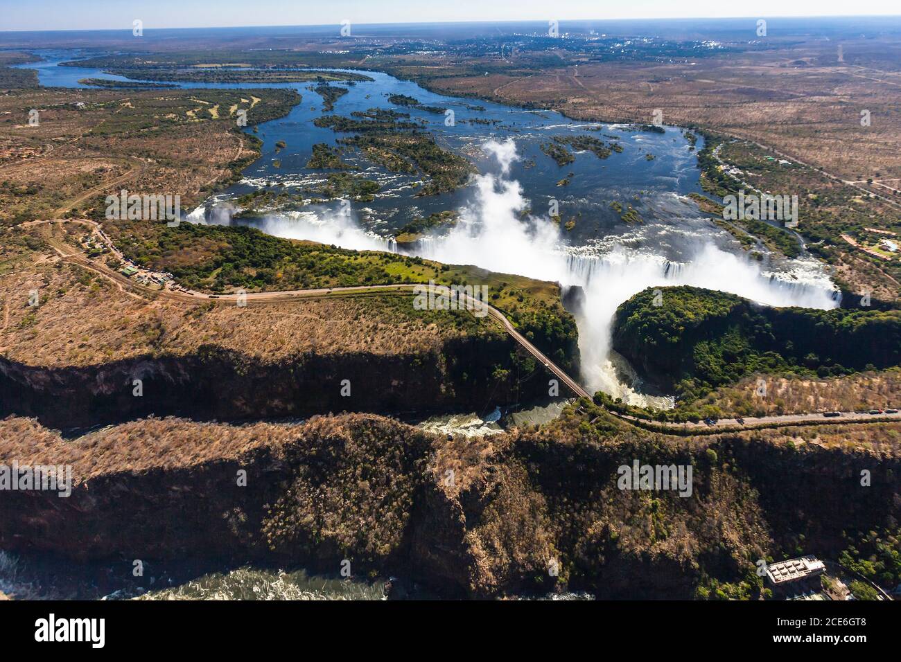 Victoria Falls und Zambezi River, Mosi-oa-Tunya, einer der größten Wasserfälle der Welt, Luftbild mit dem Hubschrauber, Sambia, Simbabwe, Grenze, Afrika Stockfoto