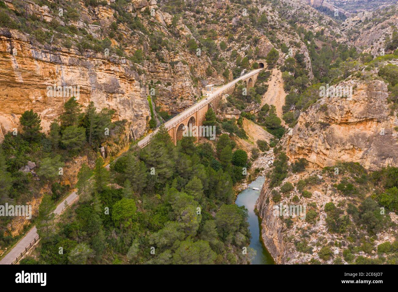 Viadukt in der Schlucht des Canaleta Flusses, in der Nähe der heißen Quellen von La Fontcalda, Spanien Stockfoto