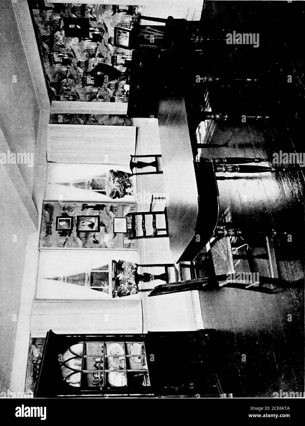 . Historische Häuser von Neuengland . thLeutnant Burr; wieder schrieb Madam Hancock ihrem Neffen in solch einer vordringlichen Weise, dass er während einer Pause des Kongresses nach Fairfield kam.einmal dort, fegte er alle Ressentiments weg, undDorothy wurde seine Frau am 28. August. Sir Harry Frankland, vorher, kam zum Quincy Mansion und brachte AgnesSurriage mit, und eine fröhliche Hausparty verbrachte einen Teil der Zeit damit, Forellen aus dem kleinen Blackbrook zu fangen und sie im alten Küchenkamin zu kochen. Benjamin Franklin war auch ein Besucher in diesem House, die Annahme der Gastfreundschaft, die ihm von Mr.Quincy, und sendi Stockfoto