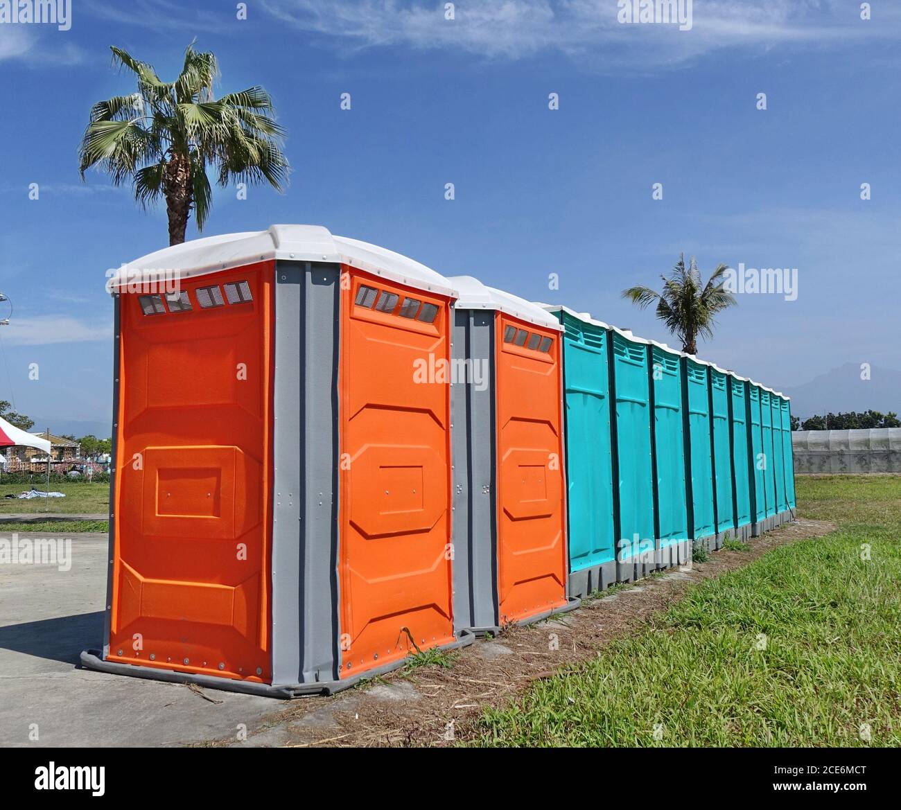 Eine Reihe von mobilen Toiletten, bei einer öffentlichen Veranstaltung festlegen Stockfoto
