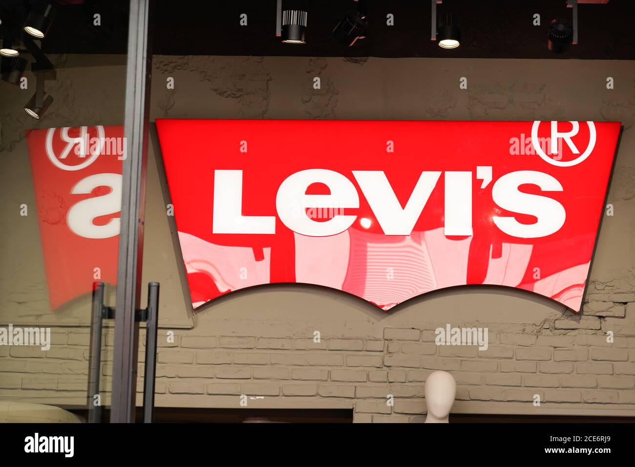 Bordeaux , Aquitaine / Frankreich - 08 25 2020 : Levi's Logo rot und Text Zeichen der Jeans levis Laden von Kleidung Mode levi strauss Einzelhandelsgeschäft Stockfoto