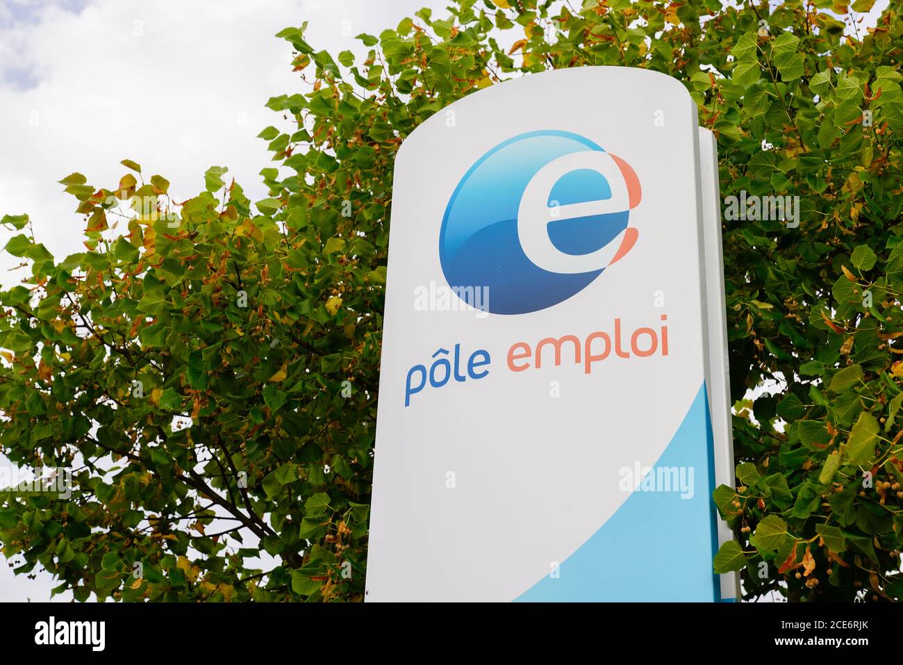 Bordeaux , Aquitaine / Frankreich - 08 25 2020 : Pole emploi Zeichen und Text Logo der französischen Regierungsbehörde für Register Arbeitslose Stockfoto
