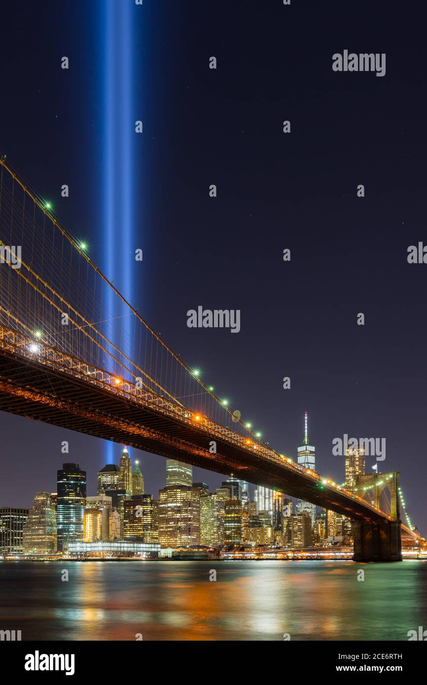 Tribut in Light mit der Brooklyn Bridge, dem East River und den Skycrapers von Lower Manhattan. Finanzviertel, New York City Stockfoto